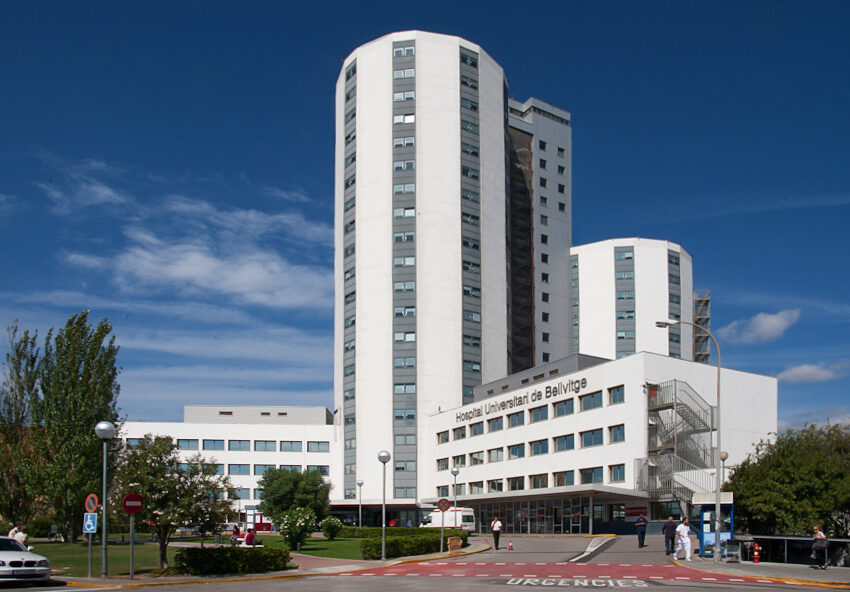 Hopital moderne avec professionnels de sante et assurance maladie
